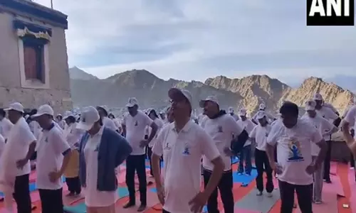 केंद्रीय मंत्री अर्जुन राम मेघवाल ने Leh में योग दिवस समारोह में भाग लिया केंद्रीय मंत्री अर्जुन राम मेघवाल ने Leh में योग दिवस समारोह में भाग लिया