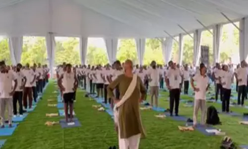 International Yoga Day: निर्मला सीतारमण ने फरीदाबाद में योग सत्र का नेतृत्व किया International Yoga Day: निर्मला सीतारमण ने फरीदाबाद में योग सत्र का नेतृत्व किया