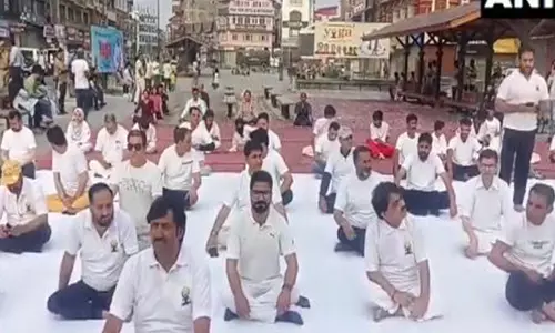 भारत में 11वें अंतर्राष्ट्रीय योग दिवस के अवसर पर BJP ने श्रीनगर में योग सत्र का आयोजन किया