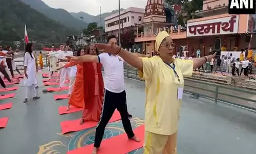 स्वामी चिदानंद सरस्वती और अन्य लोगों ने Rishikesh में गंगा घाट पर योग किया