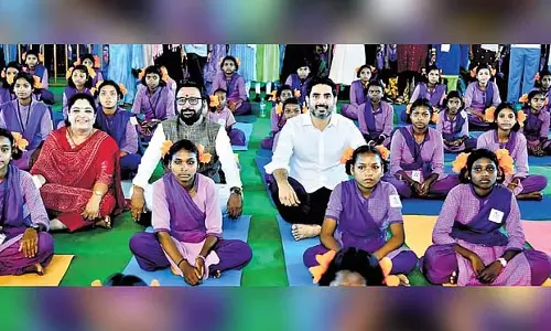 ASR जिले के 25,000 आदिवासी छात्रों ने 108 सूर्य नमस्कार करके बनाया रिकॉर्ड