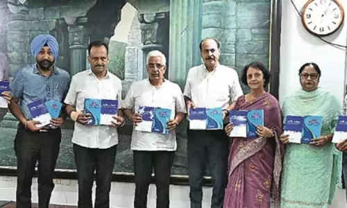 कुलपति ने पंजाबी साहित्य संकलन का विमोचन किया
