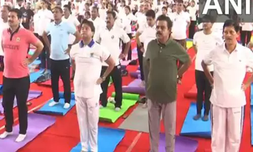 केंद्रीय मंत्री ज्योतिरादित्य सिंधिया ने Indore में योग किया