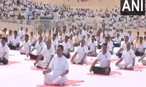 Rajasthan CM ने अंतर्राष्ट्रीय योग दिवस पर जैसलमेर में योग किया Rajasthan CM ने अंतर्राष्ट्रीय योग दिवस पर जैसलमेर में योग किया