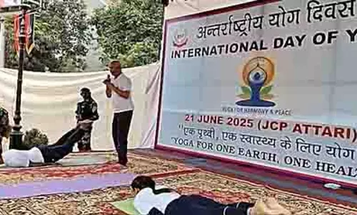 अंतरराष्ट्रीय योग दिवस 2025: अटारी-वाघा और हुसैनीवाला बॉर्डर पर बीएसएफ जवानों ने किया योगाभ्यास अंतरराष्ट्रीय योग दिवस 2025: अटारी-वाघा और हुसैनीवाला बॉर्डर पर बीएसएफ जवानों ने किया योगाभ्यास
