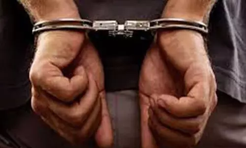 Andhra के भीमावरम में छात्र पर हमला करने के आरोप में नाबालिग समेत तीन लोग गिरफ्तार Andhra के भीमावरम में छात्र पर हमला करने के आरोप में नाबालिग समेत तीन लोग गिरफ्तार
