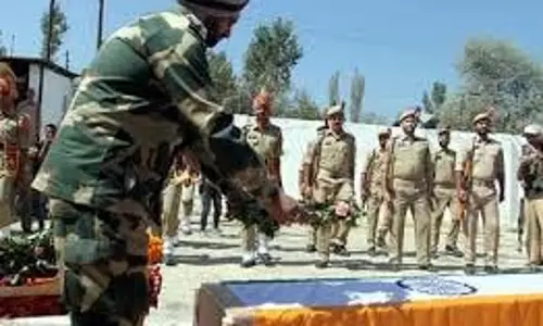 जम्मू-कश्मीर के राजौरी में बीएसएफ जवान को श्रद्धांजलि दी गई