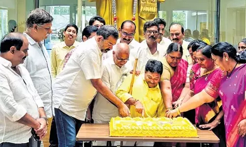 TDP कार्यालय में सीएम चंद्रबाबू नायडू की पत्नी का जन्मदिन मनाया गया