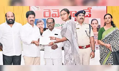 मंत्री ने Andhra के विकास में राजस्व विभाग की महत्वपूर्ण भूमिका की सराहना की