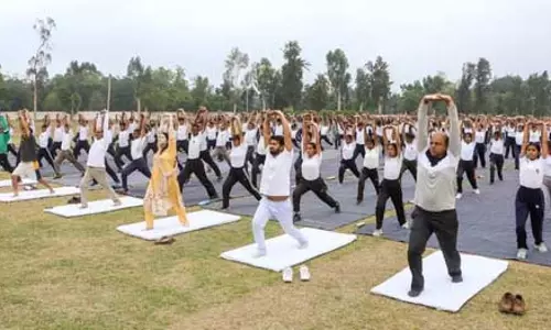 उत्तर प्रदेश: स्वस्थ जीवन का संदेश देते हुए विभिन्न जिलों में मनाया गया योग दिवस उत्तर प्रदेश: स्वस्थ जीवन का संदेश देते हुए विभिन्न जिलों में मनाया गया योग दिवस
