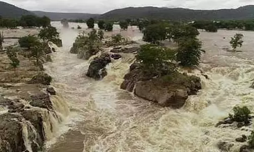 Hogenakkal में जल प्रवाह बढ़कर 20,000 क्यूबिक फीट हो गया