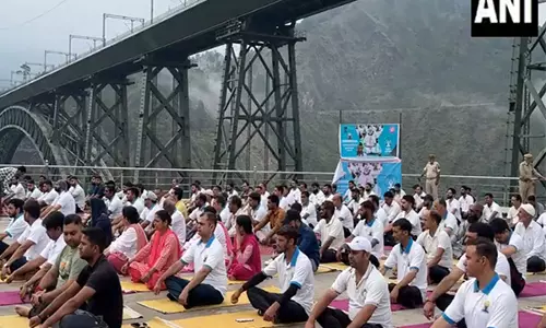 Reasi में दुनिया के सबसे ऊंचे रेलवे ब्रिज चेनाब रेल ब्रिज पर योग सत्र आयोजित किया गया