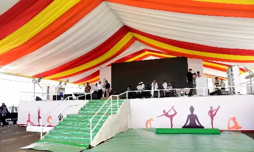 विजाग ने PM मोदी के स्वागत के लिए 26 किलोमीटर का शानदार मार्ग तैयार किया विजाग ने PM मोदी के स्वागत के लिए 26 किलोमीटर का शानदार मार्ग तैयार किया