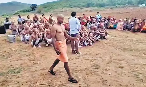 एक महिला ने मिश्रित नस्ल के आदमी से शादी की, जिसकी वजह से 40 लोग गंजे हो गए