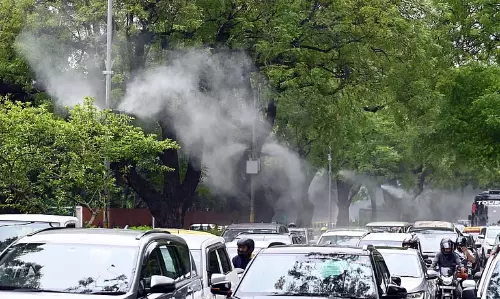 Delhi में वायु प्रदूषण से लड़ने के लिए उच्च दबाव वाली धुंध प्रणाली