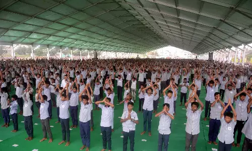25 हजार आदिवासी छात्रों ने Vizag में 108 सूर्य नमस्कार करके विश्व रिकॉर्ड बनाया 25 हजार आदिवासी छात्रों ने Vizag में 108 सूर्य नमस्कार करके विश्व रिकॉर्ड बनाया