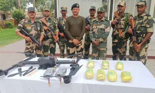 Amritsar  के एक गांव में पाकिस्तान से तस्करी कर लाई गई 7.4 किलोग्राम आईसीई जब्त