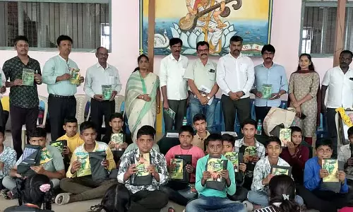 Channapatna : स्कूली बच्चों को कुवेम्पु के कार्यों का वितरण Channapatna : स्कूली बच्चों को कुवेम्पु के कार्यों का वितरण