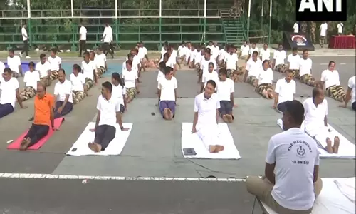 सिलीगुड़ी में BSF कर्मियों ने मनाया अंतर्राष्ट्रीय योग दिवस सिलीगुड़ी में BSF कर्मियों ने मनाया अंतर्राष्ट्रीय योग दिवस