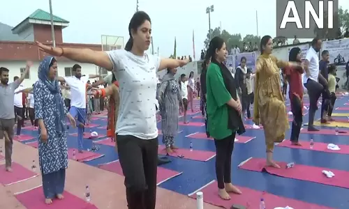 Rajouri जिला प्रशासन ने योग सत्र का आयोजन किया Rajouri जिला प्रशासन ने योग सत्र का आयोजन किया