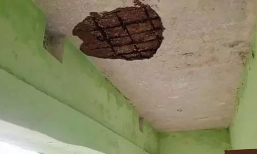 Keonjhar: पहले दिन छत से प्लास्टर गिरने से छात्र घायल