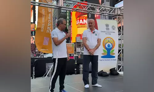 टाइम्स स्क्वायर पर योग दिवस समारोह में हजारों लोगों के साथ शामिल हुए Anupam Kher टाइम्स स्क्वायर पर योग दिवस समारोह में हजारों लोगों के साथ शामिल हुए Anupam Kher
