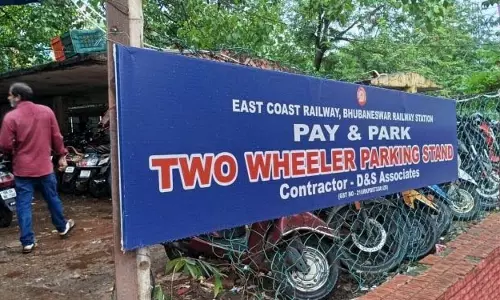 Bhubaneswar: रेलवे स्टेशन पर पार्किंग शुल्क वृद्धि से आक्रोश Bhubaneswar: रेलवे स्टेशन पर पार्किंग शुल्क वृद्धि से आक्रोश