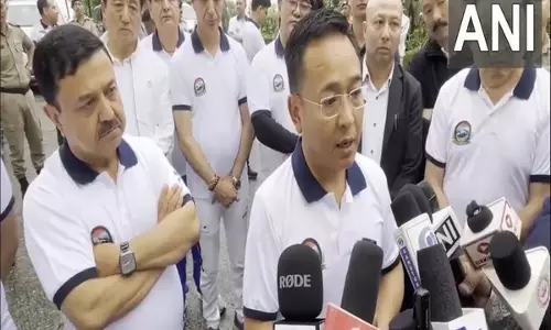 Sikkim CM ने 11वें अंतर्राष्ट्रीय योग दिवस पर गंगटोक में योग किया Sikkim CM ने 11वें अंतर्राष्ट्रीय योग दिवस पर गंगटोक में योग किया