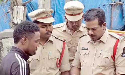 पुलिस ने टोलीचौकी में घेराबंदी और तलाशी अभियान चलाया