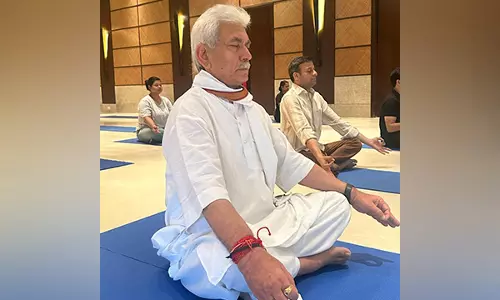J-K LG Manoj Sinha ने 11वें अंतर्राष्ट्रीय योग दिवस में भाग लिया