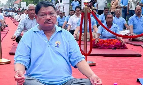 अंतर्राष्ट्रीय योग दिवस पर जुएल ओराम ने कोणार्क मंदिर में किया योग अंतर्राष्ट्रीय योग दिवस पर जुएल ओराम ने कोणार्क मंदिर में किया योग