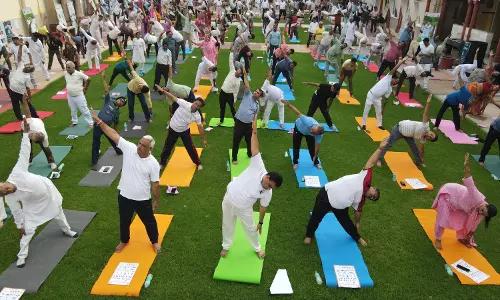 Jaipur: जिला प्रभारी मंत्री एवं जिला प्रभारी सचिव ने किया योग