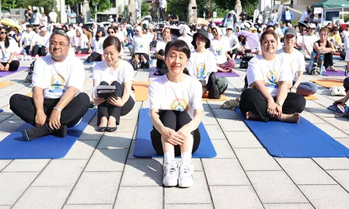 Japan PM की पत्नी योशिको इशिबा ने अंतर्राष्ट्रीय योग दिवस समारोह में भाग लिया