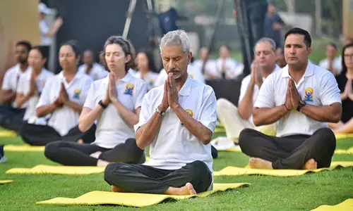 International Yoga Day: जयशंकर और राजनयिक कोर ने दिल्ली में योग किया