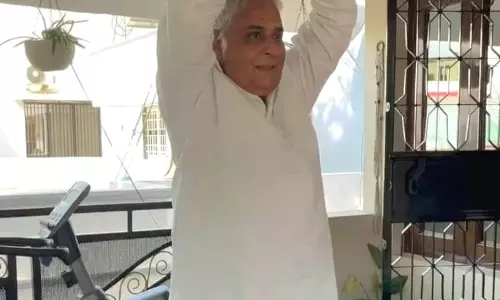 योग करते वरिष्ठ कांग्रेस नेता अरुण वोरा का वीडियो इंटरनेट पर छाया, दिया सकारात्मकत संदेश