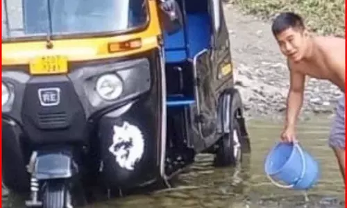 ईमानदारी की मिसाल: 17 लाख भूला व्यापारी, ऑटो ड्राइवर ने लौटाकर लूटी वाहवाही
