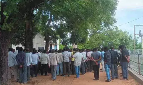 फसल नुकसान से परेशान Telangana के किसानों ने बिजली कटौती के खिलाफ प्रदर्शन किया फसल नुकसान से परेशान Telangana के किसानों ने बिजली कटौती के खिलाफ प्रदर्शन किया