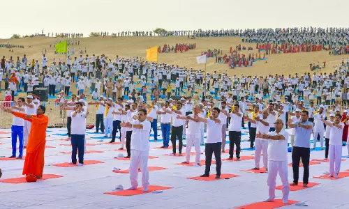 Jaisalmer के खुड़ी में रेतीले धोरों पर मुख्यमंत्री ने किया योगाभ्यास