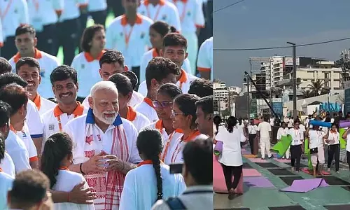 अंतरराष्ट्रीय योग दिवस: PM Modi की मौजूदगी में योग मैट लेकर पहुंचे लोग अंतरराष्ट्रीय योग दिवस: PM Modi की मौजूदगी में योग मैट लेकर पहुंचे लोग