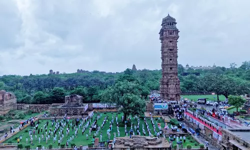 Chittorgarh: अंतर्राष्ट्रीय योग दिवस पर चित्तौड़गढ़ दुर्ग पर आयोजित हुआ जिला स्तरीय समारोह