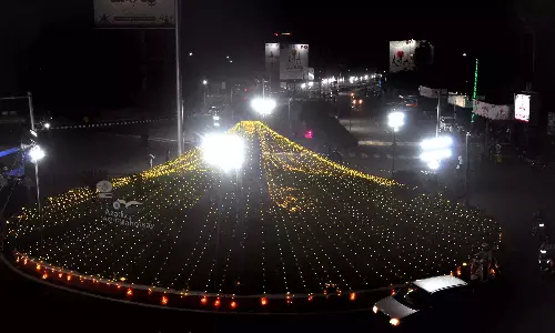 विजाग ने PM मोदी के स्वागत के लिए 26 किलोमीटर का शानदार रास्ता तैयार किया विजाग ने PM मोदी के स्वागत के लिए 26 किलोमीटर का शानदार रास्ता तैयार किया
