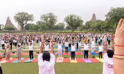 MP : खजुराहो में 11वें अंतर्राष्ट्रीय योग दिवस के लिए मैट बिछाए गए MP : खजुराहो में 11वें अंतर्राष्ट्रीय योग दिवस के लिए मैट बिछाए गए