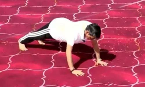 70 की उम्र में जबर्दस्त फिटनेस, तमिलनाडु के राज्यपाल ने किए 51 Push-Ups 70 की उम्र में जबर्दस्त फिटनेस, तमिलनाडु के राज्यपाल ने किए 51 Push-Ups