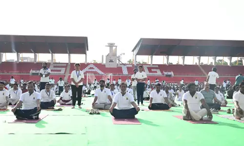 Telangana: अंतर्राष्ट्रीय योग दिवस कार्यक्रम के दौरान गाचीबोवली स्टेडियम में भगदड़ जैसी स्थिति Telangana: अंतर्राष्ट्रीय योग दिवस कार्यक्रम के दौरान गाचीबोवली स्टेडियम में भगदड़ जैसी स्थिति