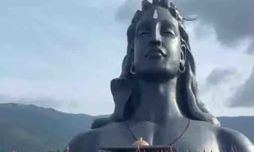 कोयंबटूर के ईशा योग केंद्र में आदियोगी के सामने रक्षा कर्मियों ने किया योग