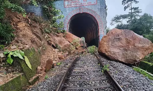 Karnataka : यदाकुमारी के पास पटरियों पर चट्टानें गिरने से 3 ट्रेनें स्टेशन पर फंसी रहीं