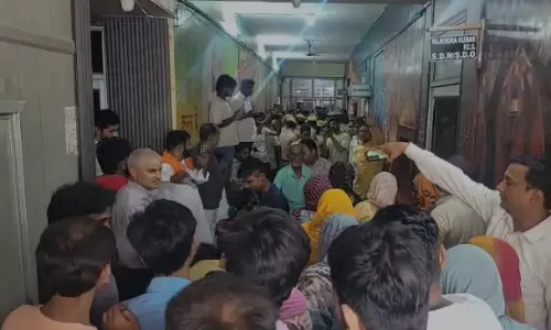 Loni: टेंडर खुलने से नाराज़गी खत्म, पालिका अध्यक्ष ने उठाया धरना