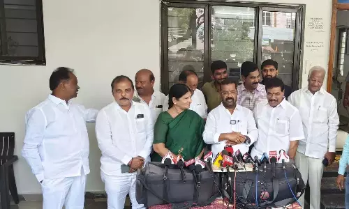 Telangana: कांग्रेस विधायकों ने मंत्री और उनके पति पर निशाना साधा
