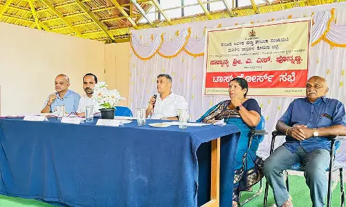 Madikeri: पोन्नन्ना ने गड्ढों पर गीला मिश्रण लगाने का निर्देश दिया Madikeri: पोन्नन्ना ने गड्ढों पर गीला मिश्रण लगाने का निर्देश दिया