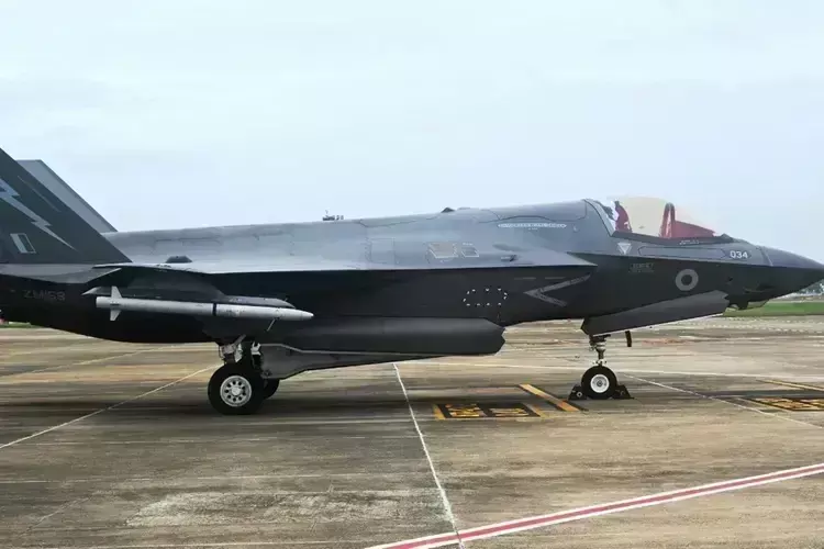 रक्षा अधिकारियों ने पुष्टि की है कि यूके नौसेना के F-35 में हाइड्रोलिक खराबी आई रक्षा अधिकारियों ने पुष्टि की है कि यूके नौसेना के F-35 में हाइड्रोलिक खराबी आई